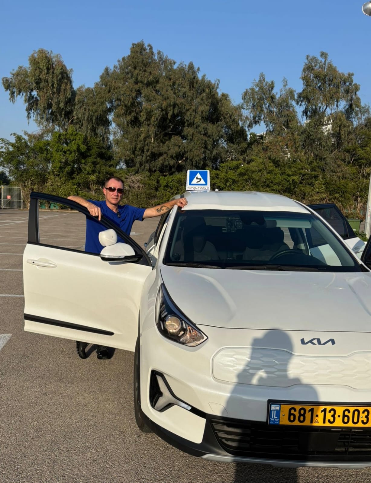 אלכסנדר לצד רכב הלימוד